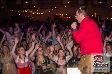 www_photofloh_de_PflaelzerGaudiNaechte_HermesHouseBand_Messehalle_PS_17_10_2026-263
