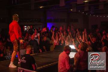 www_photofloh_de_PflaelzerGaudiNaechte_HermesHouseBand_Messehalle_PS_17_10_2026-274