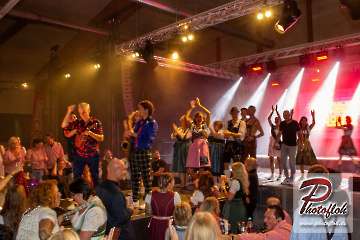www_photofloh_de_PflaelzerGaudiNaechte_HermesHouseBand_Messehalle_PS_17_10_2026-193