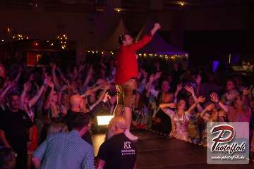 www_photofloh_de_PflaelzerGaudiNaechte_HermesHouseBand_Messehalle_PS_17_10_2026-259