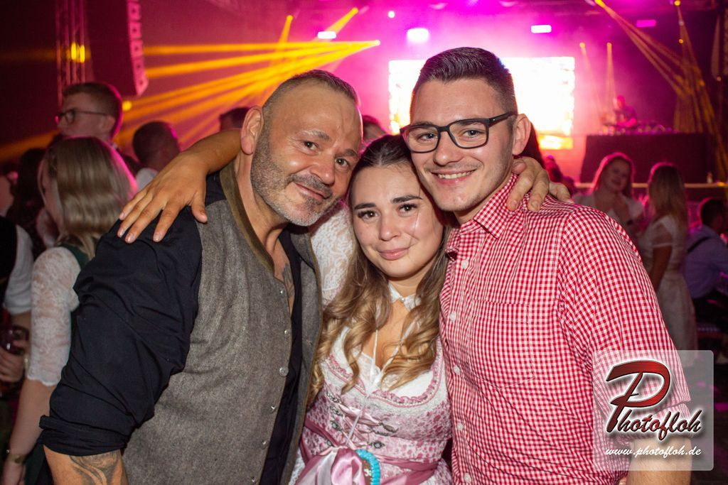 www_photofloh_de_PflaelzerGaudiNaechte_HermesHouseBand_Messehalle_PS_17_10_2026_213